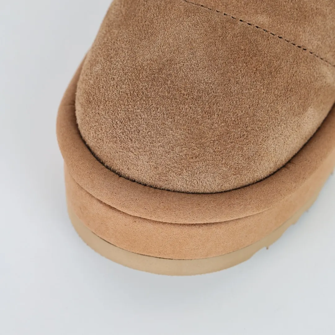 Pick up locally💰660 Core recommendation Good price Cashmere insoles are a very suitable choice for keeping warm in winter and at home. In the new year, uug launched a series of styles, which are partially geared towards the preferences of young consumers and have also moved to the forefront of fashion trends. Shoe body material Water-repellent coated suede upper 17mm UGGPURE™ implanted wool insole Lightweight non-slip comfortable rubber outsole With brand LOGO Trademark Comes with a full set of packaging Size: 35 36 37 38 39 40